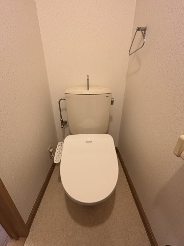 ロータス・プレースのトイレ|落ち着いた色調のトイレです