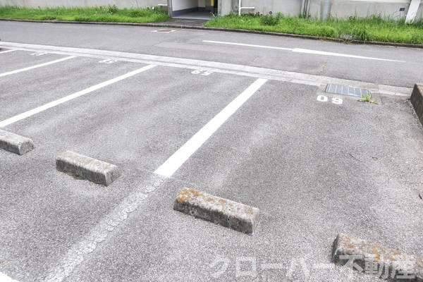 ビレッジハウス本村2号棟の駐車場