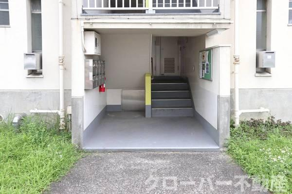 ビレッジハウス本村2号棟のエントランス