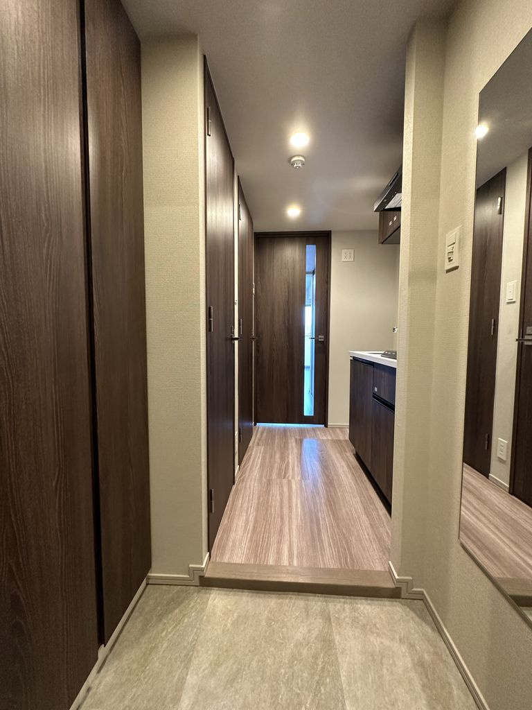 コンシェリア中野弥生町 ＴＨＥ ＲＥＳＩＤＥＮＣＥの玄関|収納もある玄関です