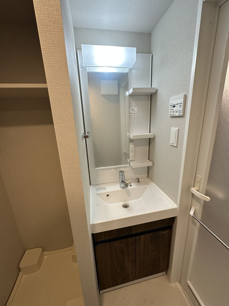 コンシェリア中野弥生町 ＴＨＥ ＲＥＳＩＤＥＮＣＥの洗面所|脱衣スペースもあります