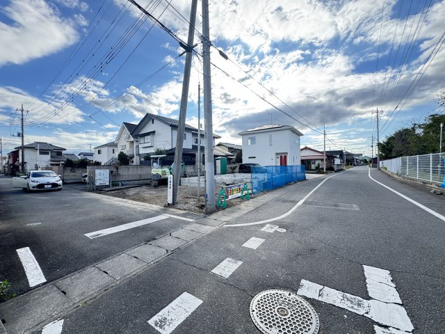 新築　佐波郡玉村町上新田1509番　Heartful　Town　A号棟の前面道路含む現地写真|現地写真　北側接道幅員約6.7ｍ　東側接道幅員約4.2ｍ