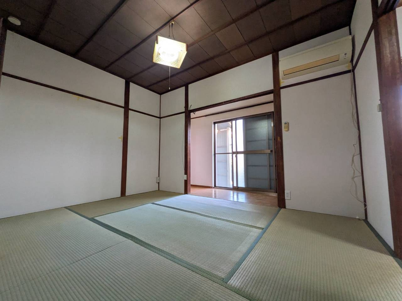 和室ならではの温かな和の空間で寛ぎの時間を過ごせます