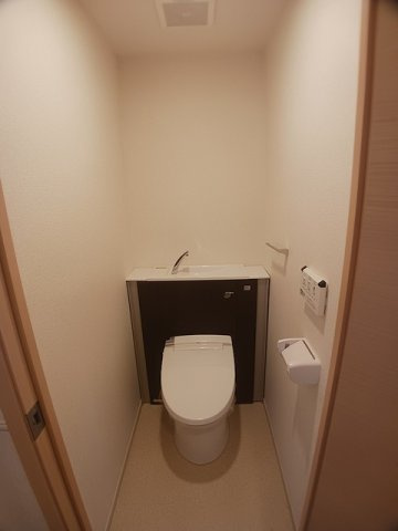 エアリーヒルズ芦屋のトイレ|落ち着いた色調のトイレです