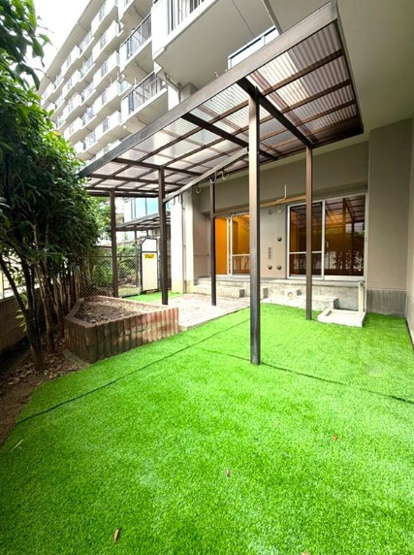 【庭】 | アメリア1番館 | 南向きの専用庭付き☆雨除けテラス屋根付き☆人口芝新規施工済みです☆