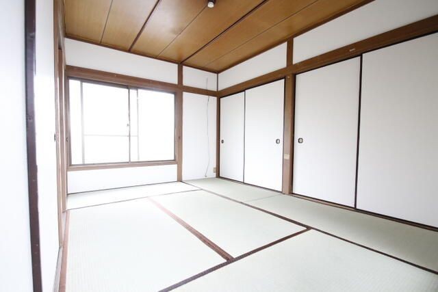 横浜市南区別所４丁目のアパートの居間・リビング