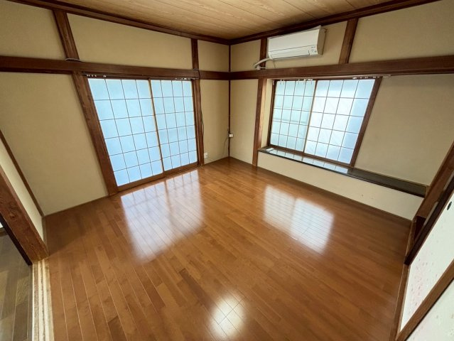 広くて明るい寝室