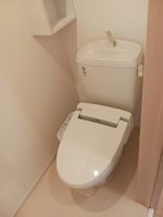 落ち着いた色調のトイレです