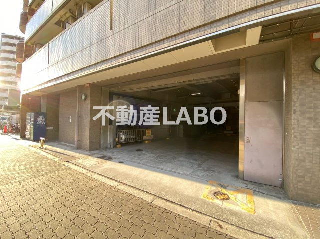 シャトー弁天弐番館の駐車場