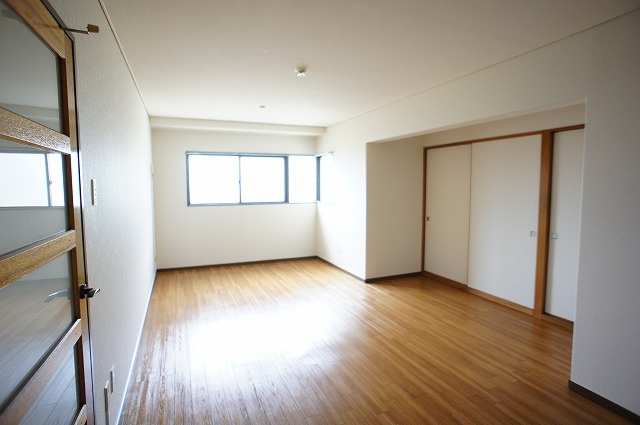 グランドハイツフナトラの居間・リビング|陽当り良好な居室。大容量のクローゼットと押入で収納力も充実