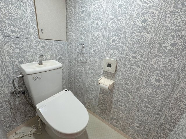 白鷺パークハウスのトイレ|洗面室とおそろいの壁紙で統一感があります。