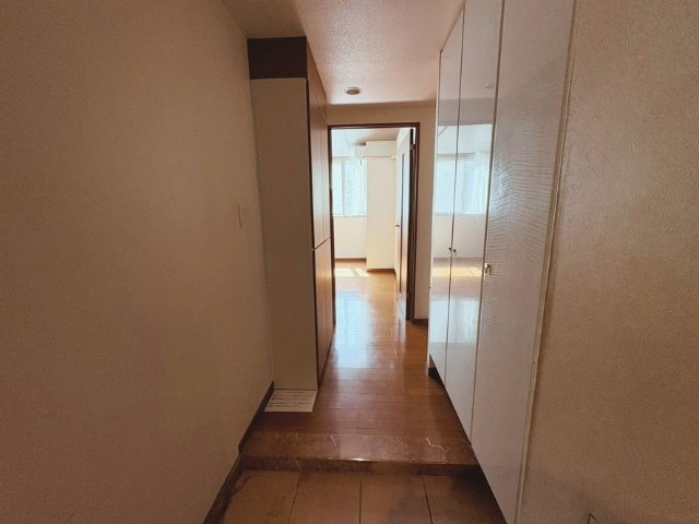 白鷺パークハウスの玄関|右側はシューズボックス、左側には収納があります。