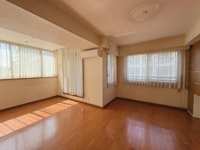 白鷺パークハウスの居間・リビング|南向きの角部屋で窓が多く明るいLDK