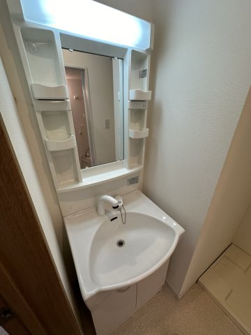 独立洗面台、小物を置くことができて便利です