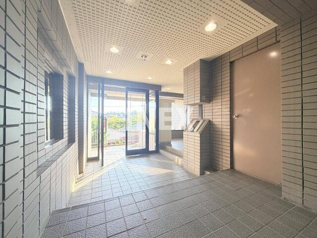 横浜市港南区上永谷４丁目の賃貸マンションのロビー