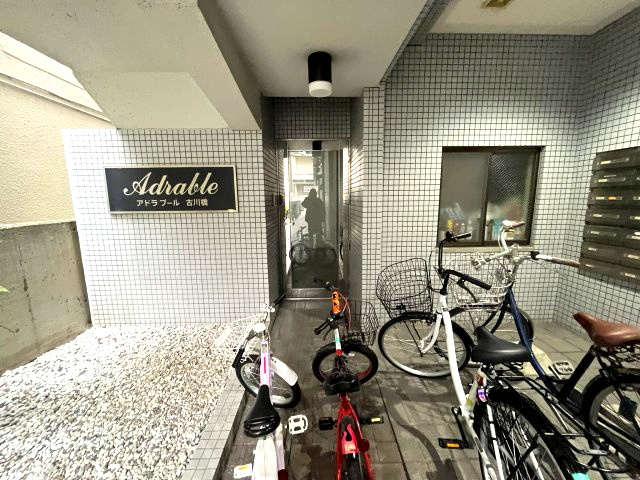 アドラブール古川橋のエントランス