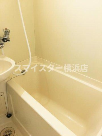 ロイヤル石川町の浴室