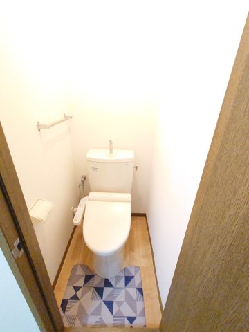 落ち着いた色調のトイレです