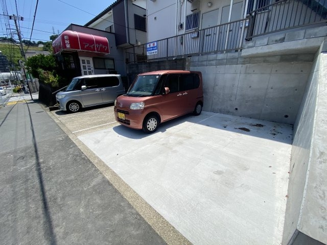 駐車場があるので、車を買う予定の方も安心です