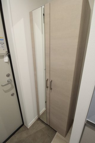 鏡付きシューズボックス
※他号室の写真です。