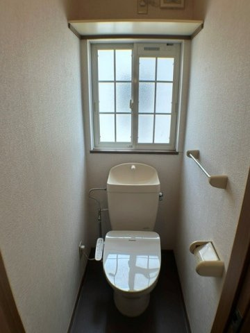 落ち着いた色調のトイレです