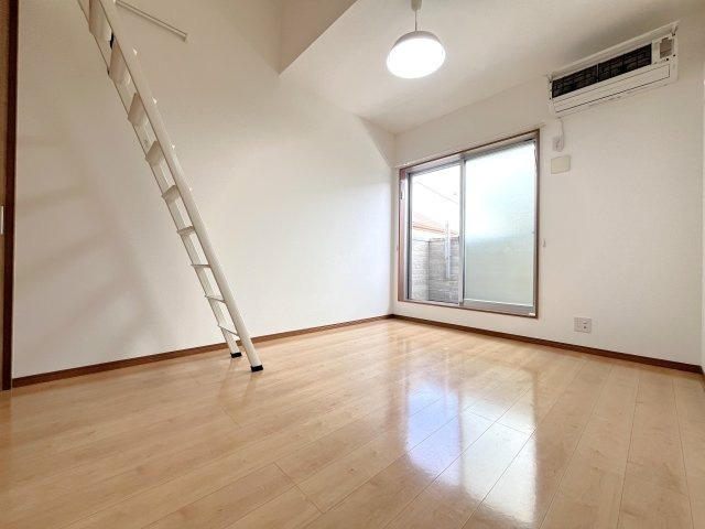 落ち着いた色調の寝室です
