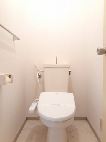 落ち着いた色調のトイレです