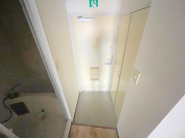 あすかビルの玄関