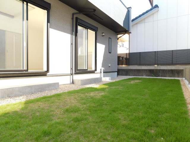 名古屋市港区春田野２丁目の新築一戸建の庭|◇庭◇　　南面で陽当り良好な芝生の広々庭付き♪　立水栓完備