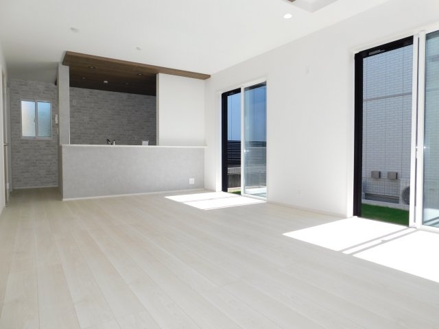 名古屋市港区春田野２丁目の新築一戸建の居間・リビング|◇リビング◇　　南面で明るく広いリビング１９．０帖　ポップアップ天井のオシャレな対面キッチン♪