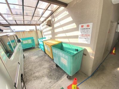 【その他共用部分】 | シャトー宿院 | 敷地内にダストボックスがございます。清潔に保たれていて快適です。
