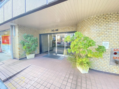 【エントランス】 | シャトー宿院 | 南東・南西角部屋！たっぷりの陽光に包まれる明るい住まいに気持ちも明るくなりますね！