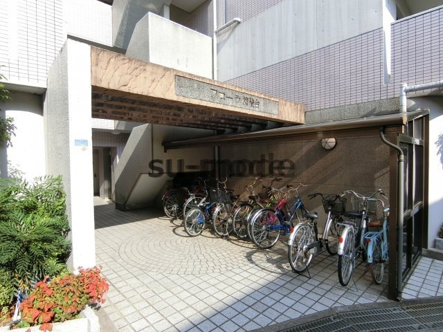 フローラ穂積台の駐車場