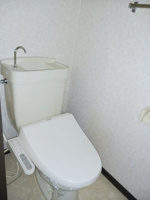 落ち着いた色調のトイレです