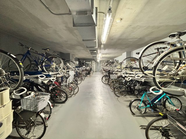 東京グランファーストの駐車場|敷地内に設けられた屋内駐輪場。雨風の影響を受けにくく、自転車を保管できます。