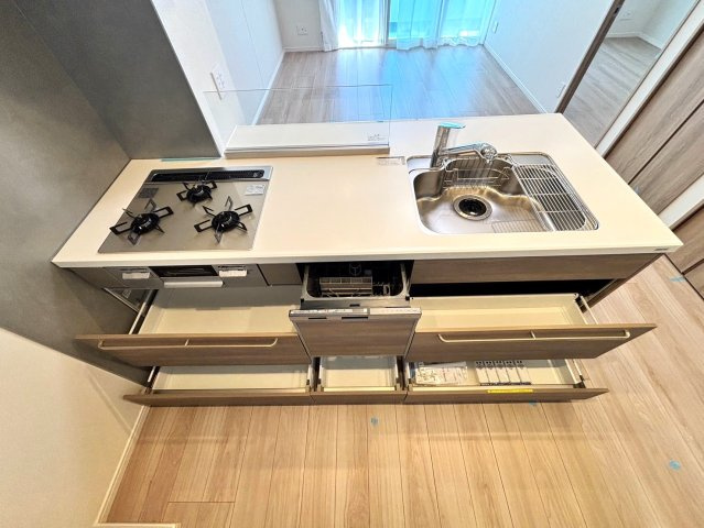 東京グランファーストのキッチン|大容量のスライド収納を備え、調理器具や食器類もすっきり収まる機能的なキッチン。