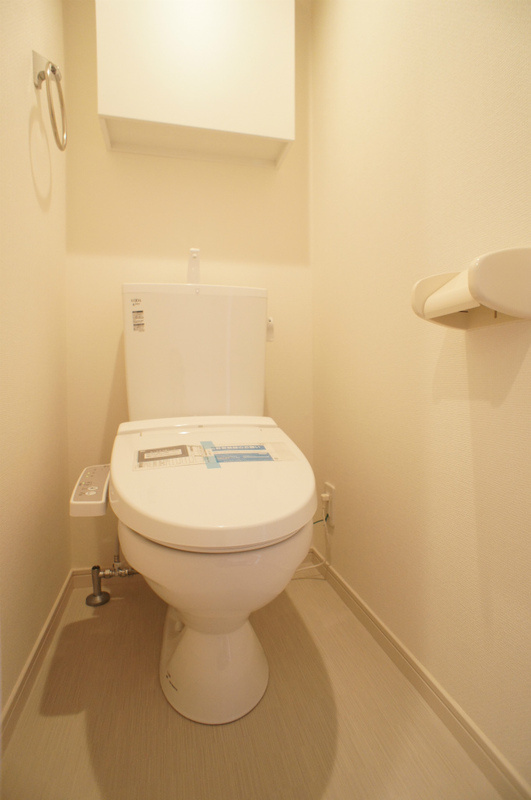 落ち着いた色調のトイレです