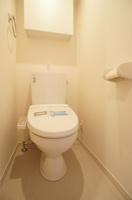 落ち着いた色調のトイレです