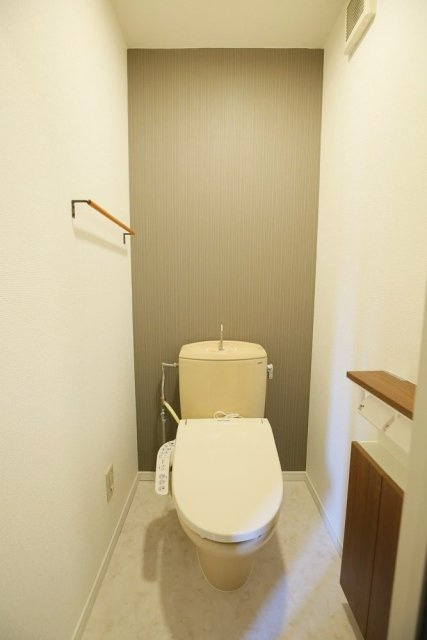 落ち着いた色調のトイレです