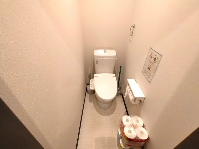 落ち着いた色調のトイレです