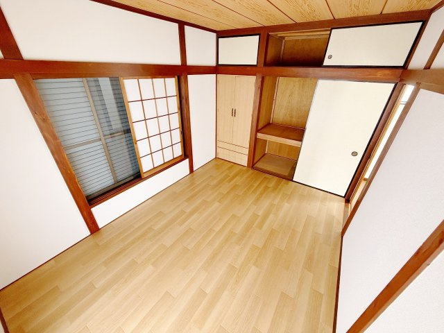 加須市礼羽1期の洋室|押入収納と物入れあり、お部屋もスッキリ片付きます！