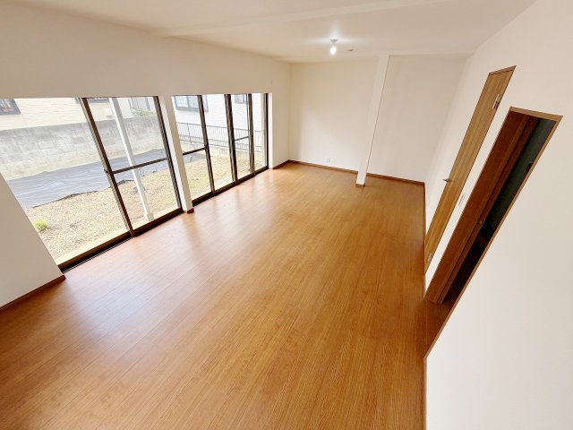 加須市礼羽1期の居間・リビング|ライフスタイルに合わせて、2部屋に変更することも可能！