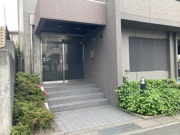 レイール赤池のエントランス