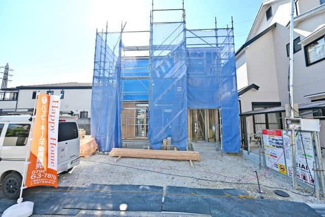 テラシエ高司2丁目新築一戸建て│4LDK+並列駐車2台可の外観|現地の陽当たりや周辺環境をじっくりご確認いただけます。完成後の暮らしをイメージしながら、実際の街並みや生活環境もあわせてご覧ください。