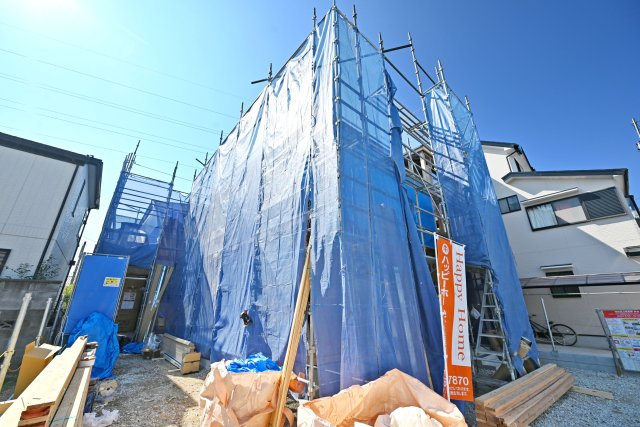テラシエ高司2丁目新築一戸建て│4LDK+並列駐車2台可の外観|完成に向けて工事が進む様子を見守れるのも新築ならではの魅力。住まいが少しずつ完成していく過程にも期待が高まります◎