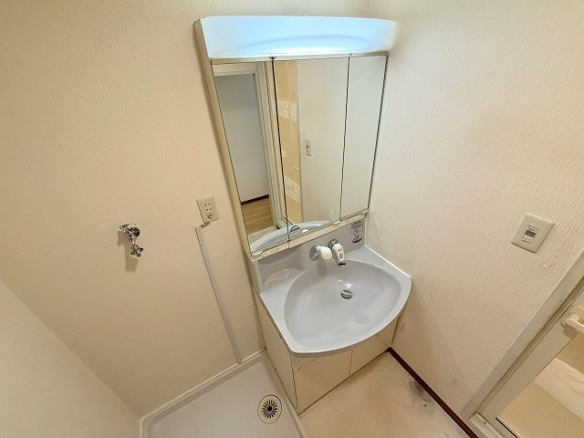 新大阪グランドハイツ1号棟の独立洗面台