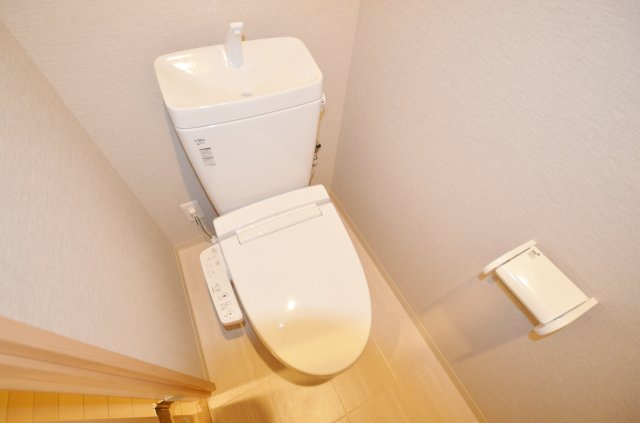 温水洗浄便座付きのトイレです♪