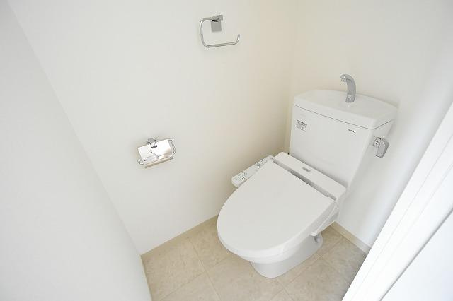 温水洗浄便座付きのトイレです♪