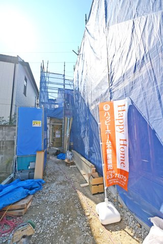 テラシエ高司2丁目新築一戸建て│4LDK+駐車2台可の外観|2号棟外観です。建築中の現地の様子をご覧いただけます。実際の敷地の広さや周辺の街並みなど、現地ならではの雰囲気をぜひご覧ください。