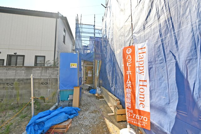 テラシエ高司2丁目新築一戸建て│4LDK+駐車2台可の外観|2号棟外観です。完成に向けて工事が進んでおり、これからの仕上がりが楽しみな住まいです。完成前の今だからこそ、建築の様子をチェックできるのも魅力です。